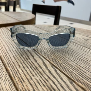 BOSS Solglassögon HELT NYTT BARA 400* - Helt nytt Boss Dam solglassögon. Priset hos boss är 1500kr. Fick som present men gillade inte den. Priset kan diskusteras om.