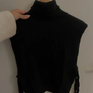 Stickad tröja. - Stickad tröja med polokrage och knyten på sidorna, fin detalj! Helt ny och aldrig använd. Säljs eftersom den var för liten på mig. Köpt för 990kr säljs för 800, men kan absolut gå ner i pris ä.