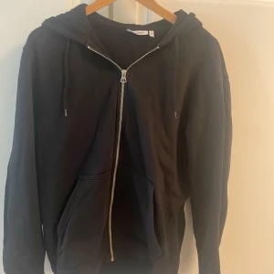 Svart zip hoodie - Svart zip hoodie från weekday i storlek XS. 8/10 skick. Pris kan diskuteras.