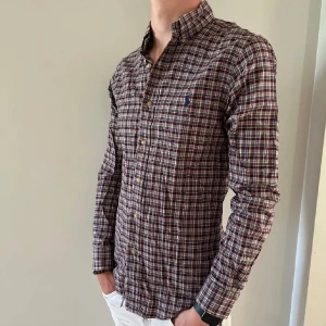 Ralph Lauren Skjorta  - Tjena! Säljer nu min snygga skjorta ifrån Ralph Lauren. Skicket på skjortan är 9,5/10, som ny! Skjortan är i storlek S. Vid fler frågor om passform/bilder är det bara och höra av sig! 