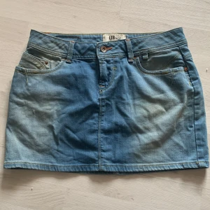 Jeans kjol - Mini kjol som e super snygggggggg! Aldrig kommit till användning ❤️super fin och stretchiga ( passar mig som oftast har xs/s) pris går att diskutera 