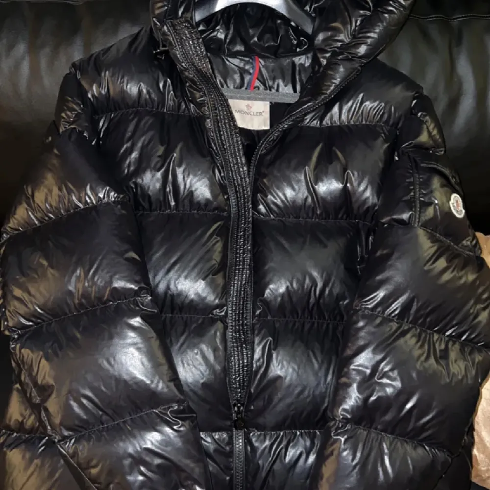 Moncler Ecrin, svart, XL (strl 7). Som ny, med digitalt kvitto. Nypris på Monclers hemsida är 20 000 kr. På Farfetch är det 30 000 kr. . Jackor.