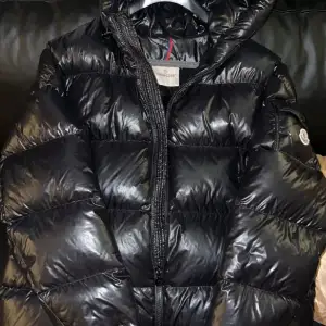 Moncler Ecrin, svart, XL (strl 7). Som ny, med digitalt kvitto. Nypris på Monclers hemsida är 20 000 kr. På Farfetch är det 30 000 kr. 