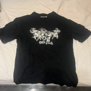 T-shirt med tryck - Har mest legat i garderoben o knappt använd, är i storlek XS