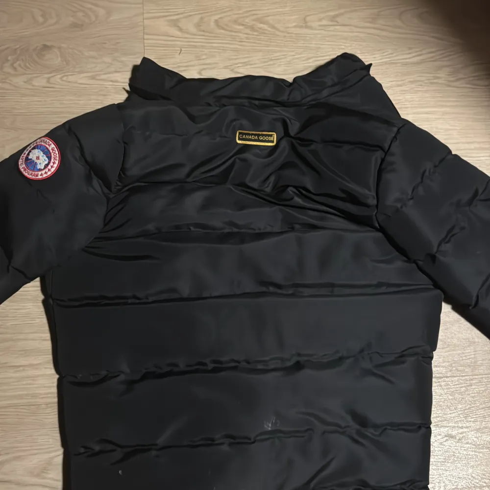 Jag säljer min Canada goose jacka eftersom att jag inte använder den längre, luvan är borta så jag behöver sälja den billigare.. orginalpris 11.999kr (kvittot finns). Jackor.