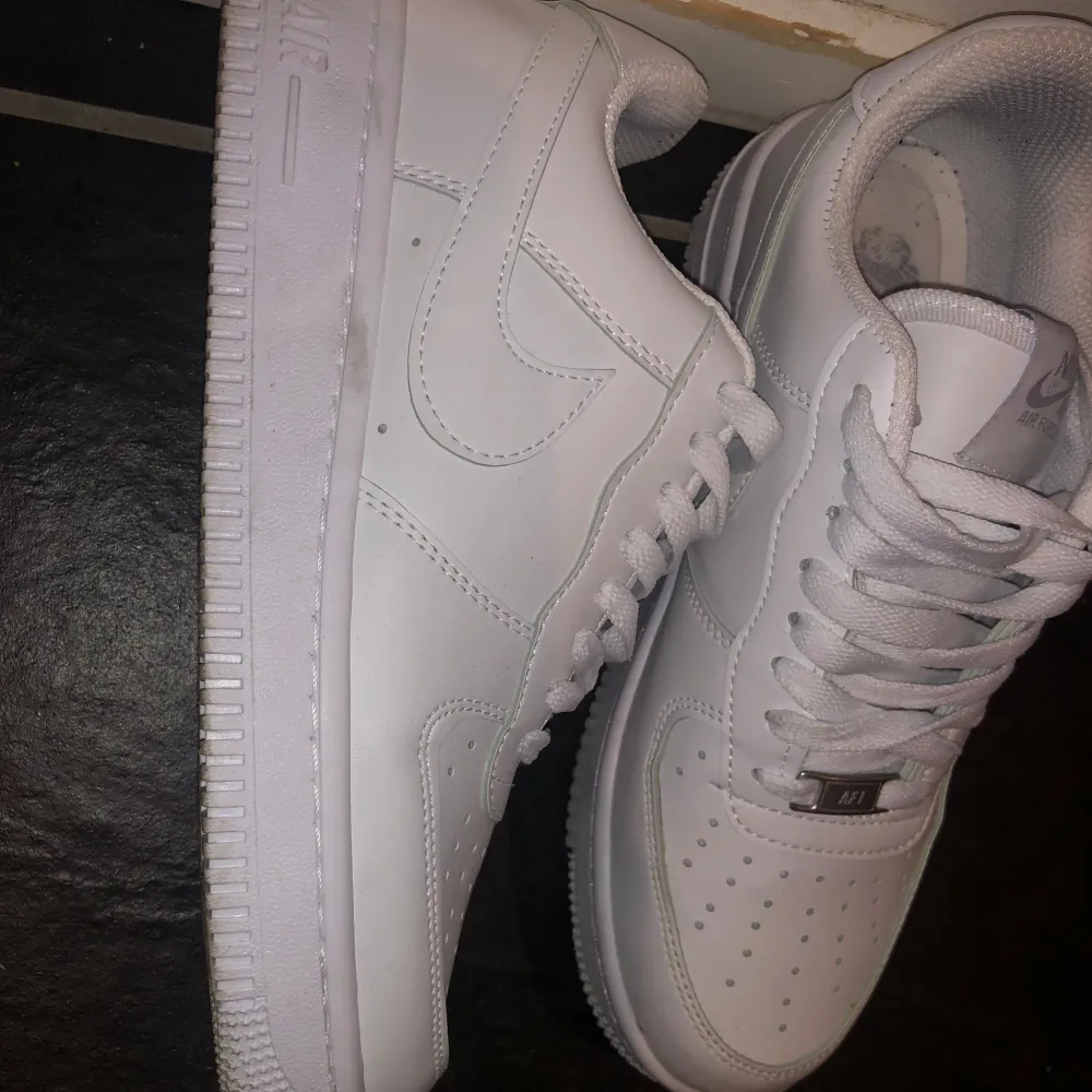 Nike AF1 Jättefint skick, lite smutsiga men tvättar skorn ordentligt innan jag skickar de såklart!  Skicka gärna frågor eller Bud! . Skor.