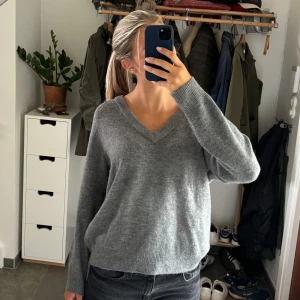 Stickad tröja - Mysig grå stickad tröja från H&m i storlek S🩷 använd fåtal gånger