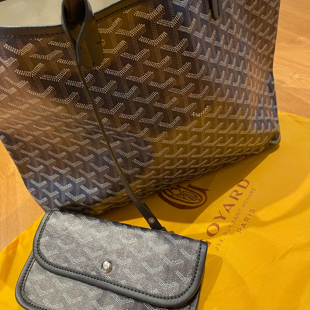 Helt ny Goyard väska som aldrig är använd. En present som inte passade mig. Modern och populär modell på väskan. Bra storlek på väskan, en liten plånbok kommer med på köpet. . Väskor.