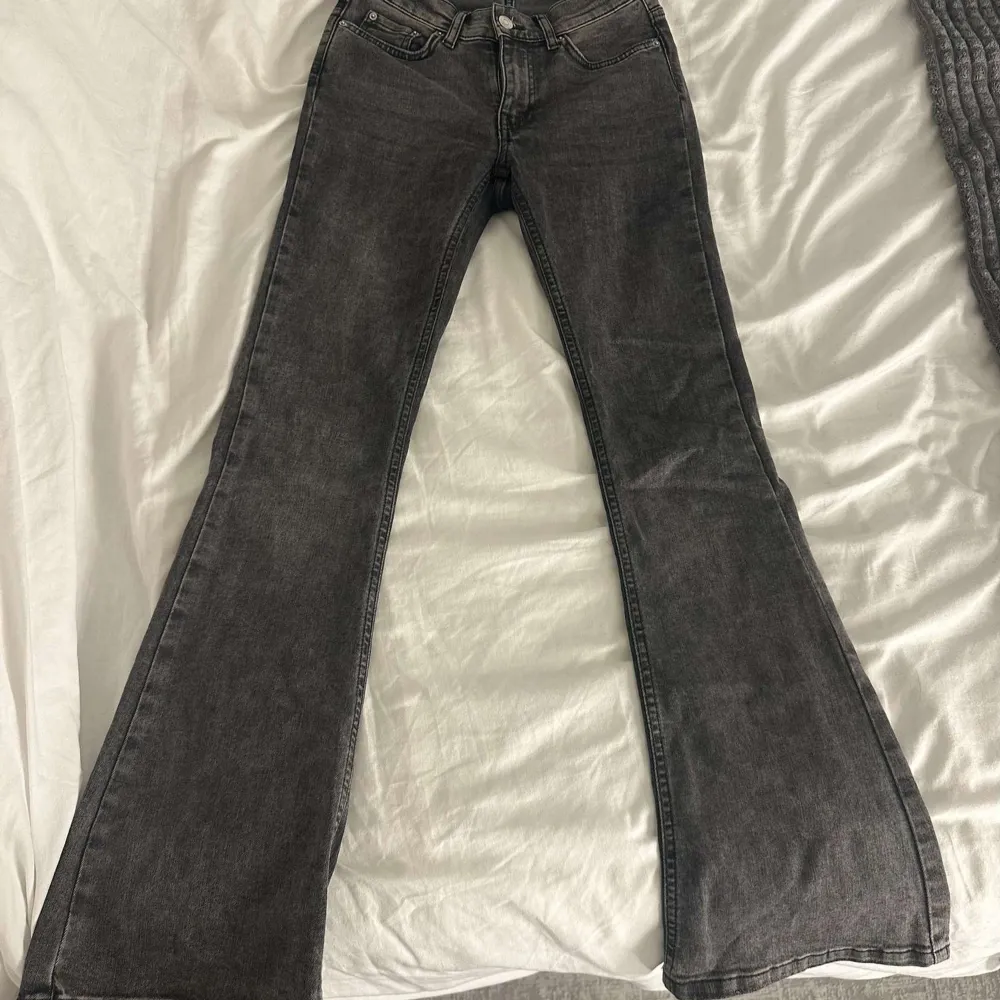 säljer dessa super fina gråa jeans från gina tricot, säljer pågrund av att jg inte längre kan knäppa de och legat endast i garderoben, bra skick, kom privat för mer information 💘💘. Jeans & Byxor.