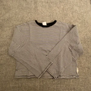 Randig Zara tröja - En randig Zara tröja med lösa armar, passar jätte fint nu till hösten 🍁