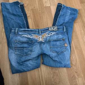 Köpte dessa för 500 och har sytt jeansen mer flared då de satt som skinny jeans innan men är nu för stora på mig vid midjan därför väljer jag att sälja dem. Har sytt lite dåligt som man ser på bilden 😹😹 midjemåttet är 88 cm innerben 82