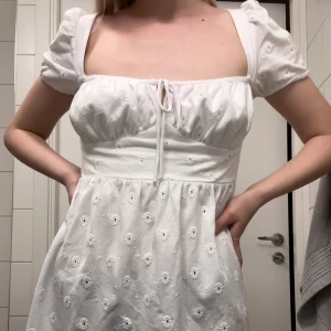 studentklänning - studentklänning eller sommarklänning från asos. endast använd på studenten. finns kvar på hemsidan! köpte för 429kr.