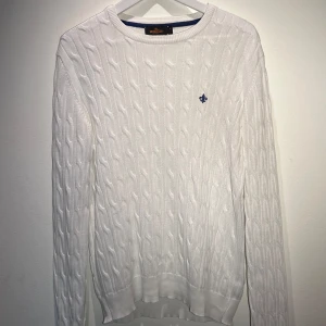 Vit stickad tröja från Morris - Säljer en stilren och vit tröja från Morris i storlek M. Perfekt för både höst och vinter.  Nypris runt 1200kr. 