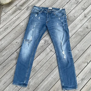 Jack & Jones jeans - Jeans från Jack & Jones | Skick bedömer du själv, men slitningarna är design | Storlek: W32 L32😊