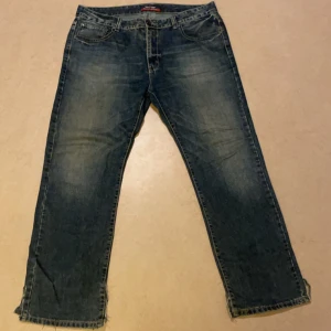 Darin/skate jeans  - Säljer ett par klassiska blå jeansbyxor med en straight passform. De har en snygg tvättad look och är i bra skick. Perfekta för vardagsbruk! Bootcut