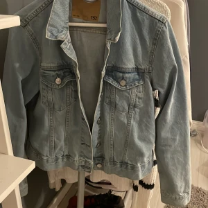 Jeans jacka - Bra har andhämtning typ 2 gånger