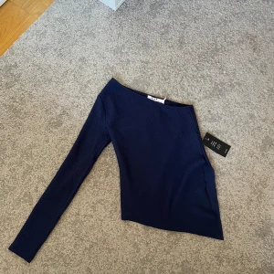En armad top - Jätte fin marin blå one sleeve top som inte är andvänd, lapen är kvar! Pris kan diskuteras 💞