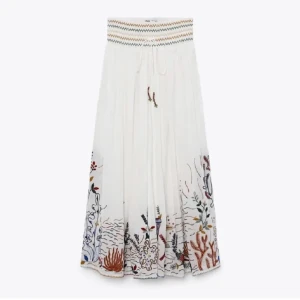 Lång kjol från zara - Så himlaaaaa fin kjol från zara färgerna har blandats ihop lite längst ner men absolut ingenting som syns särskilt mycket💗går att justera i midjan