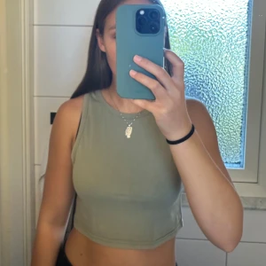 Croppat linne - Säljer den crop top, modellen är lite lösare vid magen. Köparen står för frakten. Går att få på köpet vid köp av annat plagg. 