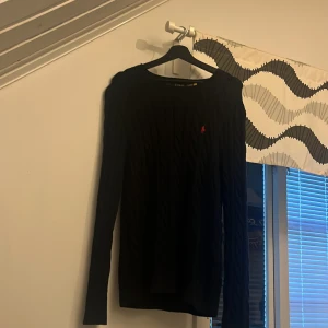 Ralph lauren  - Tja! Säljer min kabel stickade mörkblåa Ralph lauren tröja använd några gånger skick 9/10 Storlek S passar M också nypris runt 1800 mitt pris 700