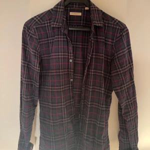 Burberry skjorta - Säljer denna feta burberry skjortan i bra skick i storlek S.