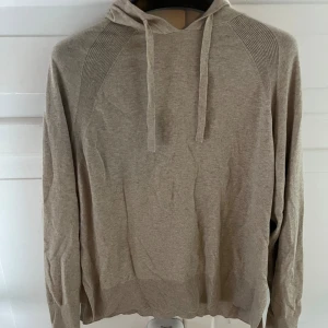 stickad kashmir blandning tröja  - tröja i kashmir blandning. Super najs till i höst och vinter 🥰🥰