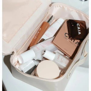 Necessär Caia  - En stor necessär i veganskt läder som är rymlig även för dig med mycket produkter. Necessären har en hård yta och ett innerfack för små tillbehör. Handtaget gör den enkel att bära med sig och materialet är enkelt att torka av med en fuktig trasa. 