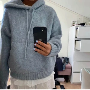 Perfekta stickade hoddien inför hösten! - Säljer denna jättefina och mysiga stickade hoddien från zara som är perfekt inför hösten och vintern🙌🏼 så fin och passar verkligen till allt! Skriv gärna vid frågor💓