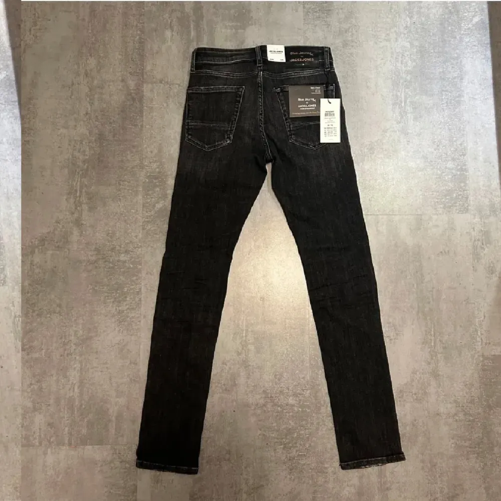 Helt nya jack & jones jeans (endast testade) otroligt snygga slitningar och en fin grå/svart fade, vid frågor eller funderingar skriv, nypris 1099, pris kan diskuteras. Jeans & Byxor.