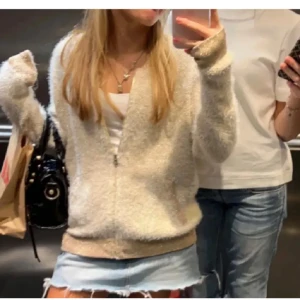 Fluffig kofta - Supermysig fluffig kofta från Zara, säljer för den inte riktigt var min stil. Skicka gärna prisförslag💓