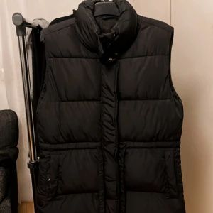 Bikbok Väst - Säljer en väst från Bikbok i storleken S, använd ett fåtal gånger. Nästan i nyskick, hör av dig vid fler frågor eller bilder. Ordinarie pris: 600 säljer: 400 