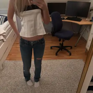 Säljer mina superfina ltb jeans med hål, i storlek 25/32, de små vita prickarna är modellen och var så när jag köpte💘💘