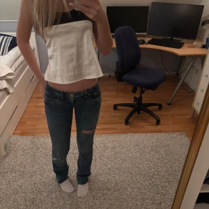 Ltb jeans valerie - Säljer mina superfina ltb jeans med hål, i storlek 25/32, de små vita prickarna är modellen och var så när jag köpte💘💘