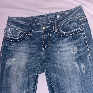 Miss me jeans - Jag är 160, dom sitter perfekt men sitter likadant på folk som har större lår. 