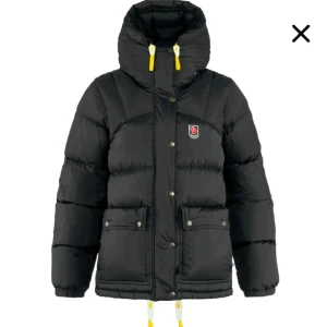 Fjällräven Jacka, Small - Säljer en svart fjällräven jacka i storlek S i gamla modellen, jag har själv inte använt den nånting utan jag köpte den nyligen begagnat🤩 Köpt är köpt!🥰