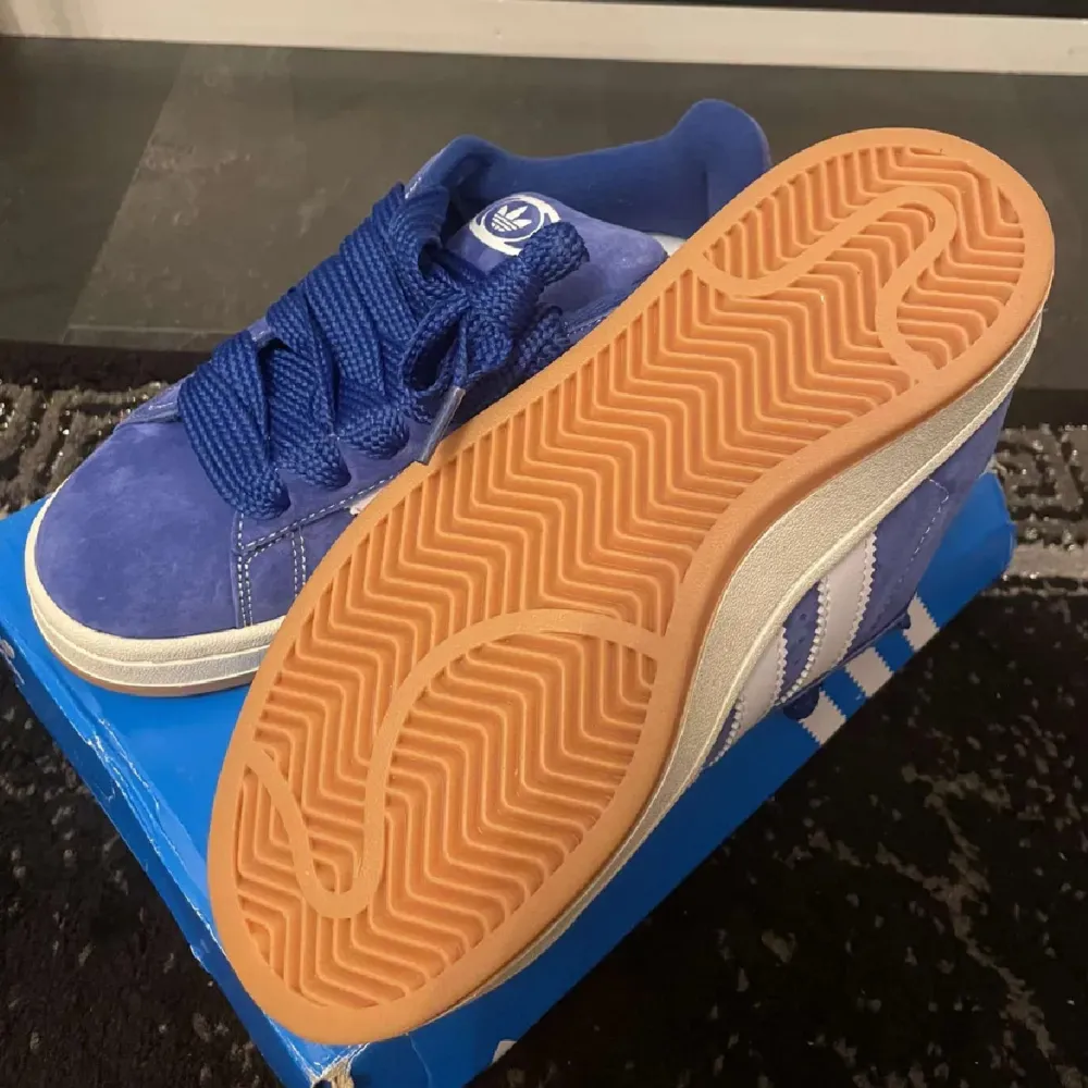 Blåa adidas campus med box i storlek 38 och de är i bra skick inga skador och så men de är använda, jag köpte för 2000kr, om du köper så får du med ett par vita och blåa snören.. Skor.