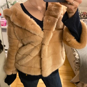Trekvartsärmad pälsjacka - Mysig trekvartsärmad från Made by Andersen❣️Ej äkta päls