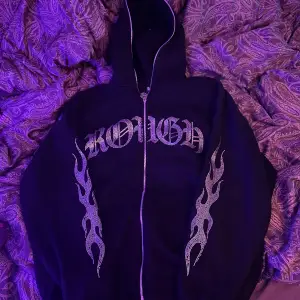 Fet rhinestone hoodie i stl XL passar även L om man gillar en lite oversized fit, bara att skriva om man vill ha fler bilder eller undrar något