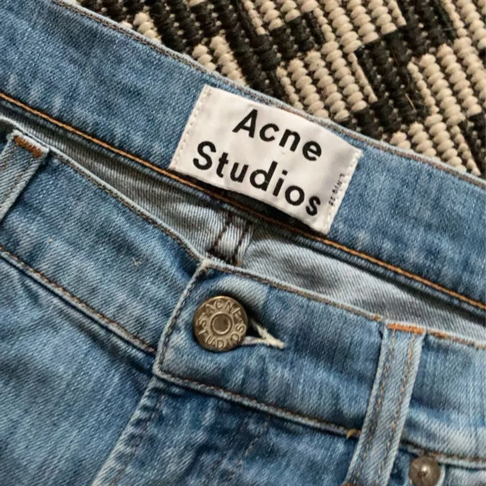 Säljer ett par snygga blå jeans från Acne Studios i modellen Ace LT Vintage sitter dom tapered slim fit. De har en klassisk femficksdesign och en knappgylf. Perfekta för både vardag och fest! 🕺. Jeans & Byxor.