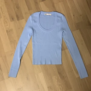 U-ringad blå tröja! - Denna plagg är ifrån Zara och är köpt 2022 men aldrig använd! Lappen är tyvärr inte kvar. Men helt ny i skick och absolut inget fel på den. Storleken är i M men skulle själv säga att den passar S.