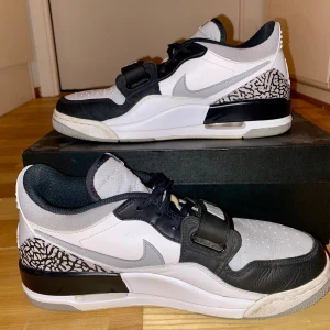 Air Jordan Legacy 312 Low - Säljer ett par snygga Nike Air Jordans i väldigt bra skick 9/10. Har används ett fåtal gånger och säljer för jag fick liknande par i samma stil. Skorna är vita och svarta med fint elefantmönster på hälen. De har snörning och en bred rem över foten för extra stil. Perfekta för både vardag och fest! 🖤