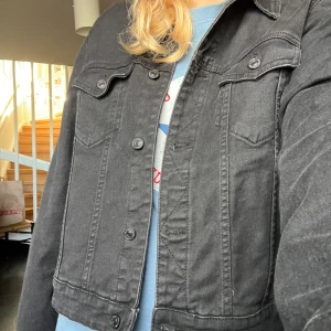 Svart jeansjacka - Så fin jeansjacka från mango⭐️ Stl XL men passar en XS-M