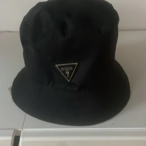 Guess hat - Säljer en guess hat väldigt fin använt några gånger inte sönder ser ut som en helt ny och byte kan göras också