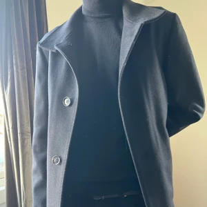 Oscar Jacobsson ”Kappa” (SUPERFYND) - Oscar Jacobsson ”Kappa” | storlek S-M | färg Svart | autentisk 100% | Nyskick 10 av 10 | Hör gärna av er vid frågor o funderingar!