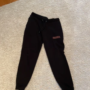 Hoodrich byxor  - Säljer min snygga svarta Hoodrich mjukis byxor. Mycket bra kvalitet och väldigt skön att ha på sig. Skick 8,5/10