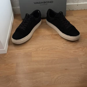 VAGABOND - Tja. Säljer ett par vagabond skor som jag inte använder mer. Väldigt fina skor storleken på skorna är 41 men skulle passa ett par 42. Pris kan diskuteras 