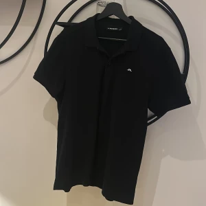 J.Lindeberg piketröja - Supersnygg svart piketröja från J.Lindeberg i storlek L