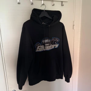 Trapstar shooters - Fräsch trapstar set, använt fåtal gånger!  Tröjan är storlek M och byxorna XL skulle säga att byxorna sitter mer som L!  Vid snabb affär så är jag flexibel med priset!