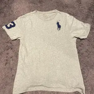 Säljer min Ralph Lauren t-shirt på grund av att den var alldeles för stor Jag är ca 162 och den är alldeles för stor för mig  Skick 9/10