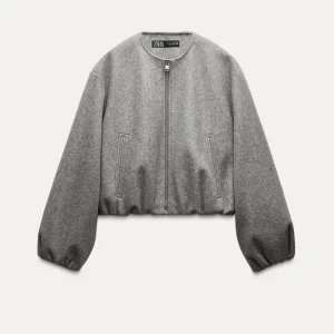 Jacka - Grå ”croppad”/kortare jacka från Zara 🤍Som en bomberjacka ish fast i tyg! Jättecool & snygg men kommer inte till användning </3